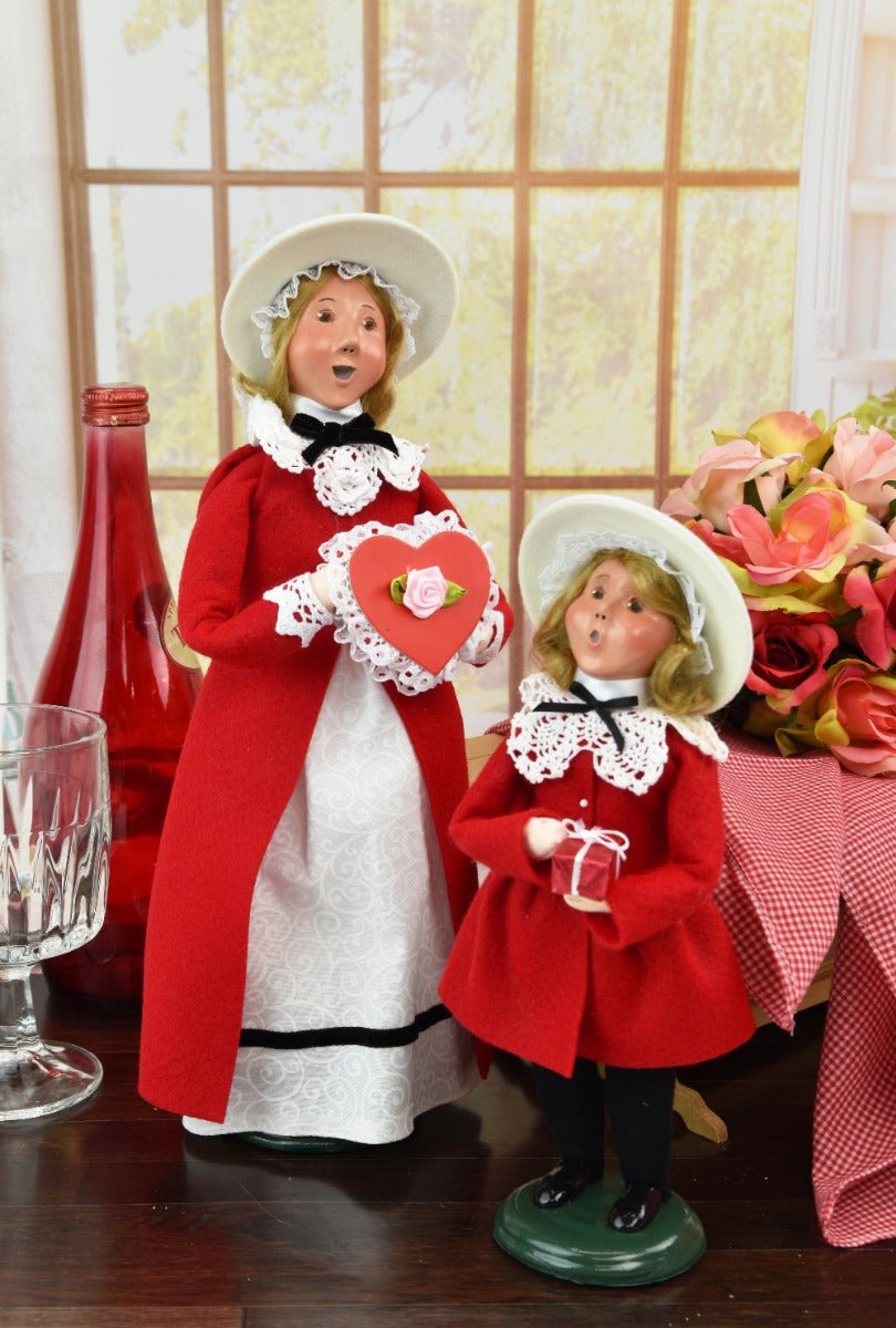 Primitive Colonial Byers Choice Valentines Day Woman w/ Heart Caroler 2024 New 2131K - The Primitive Pineapple Collection