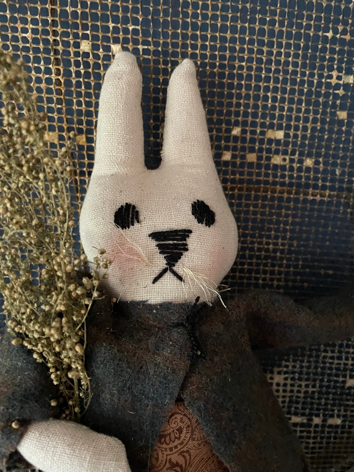Primitive Handcrafted Spring Daisy Bunny w/Wool Sweet Annie - The Primitive Pineapple Collection