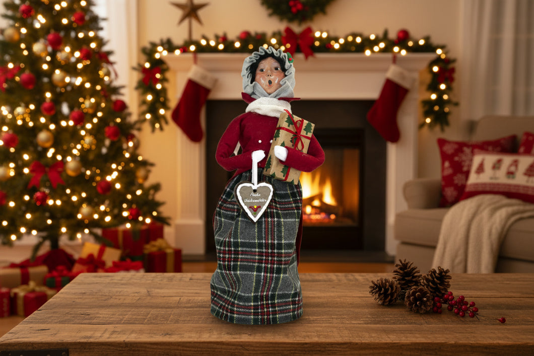 Byers Choice Carolers Christmas Family w/Cookie Woman 1247W - The Primitive Pineapple Collection