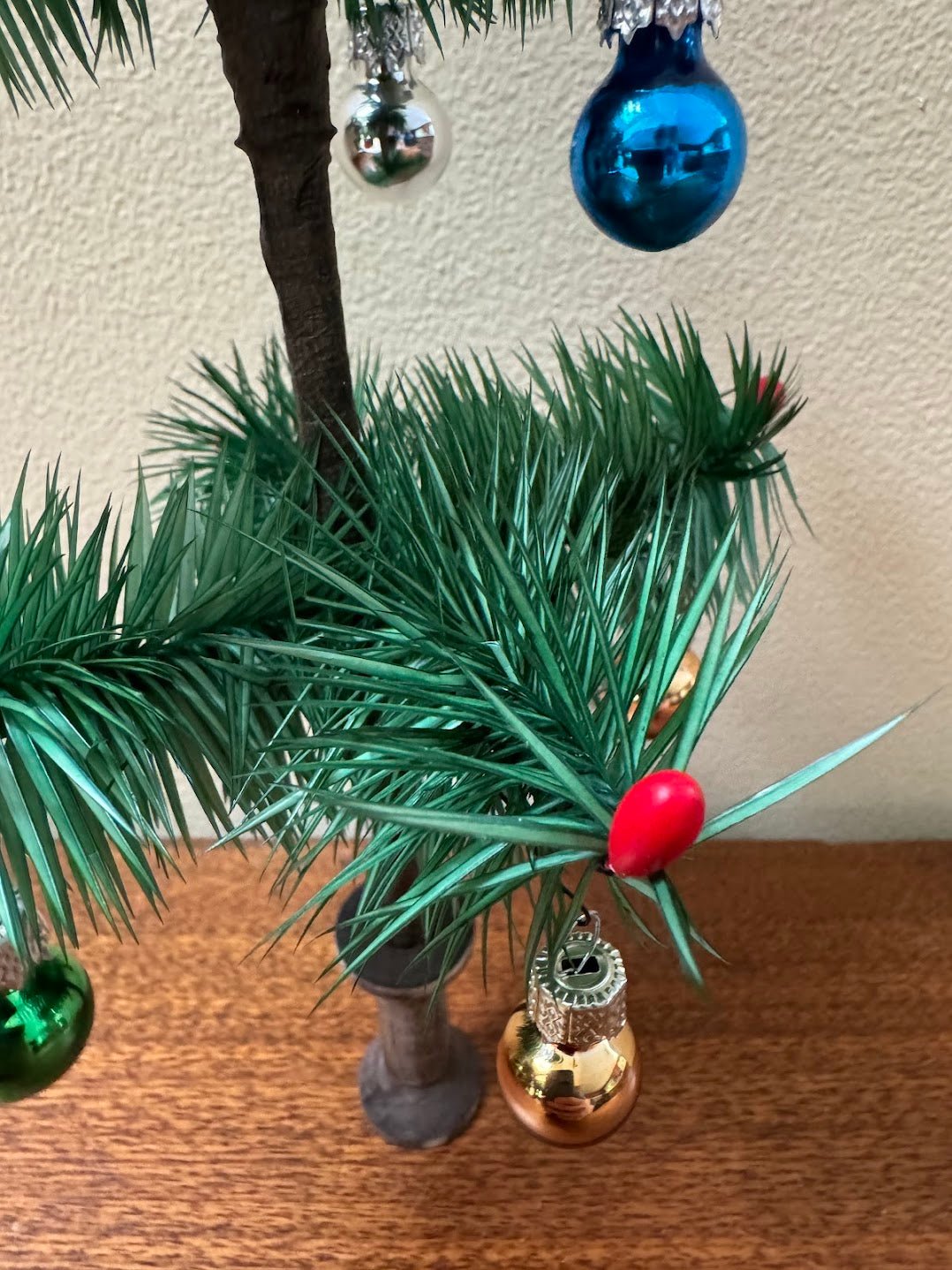 Christmas Bethany Lowe Inspired Handcrafted USA German Style Goose Feather Tree w/ Red Berries 8" - The Primitive Pineapple Collection