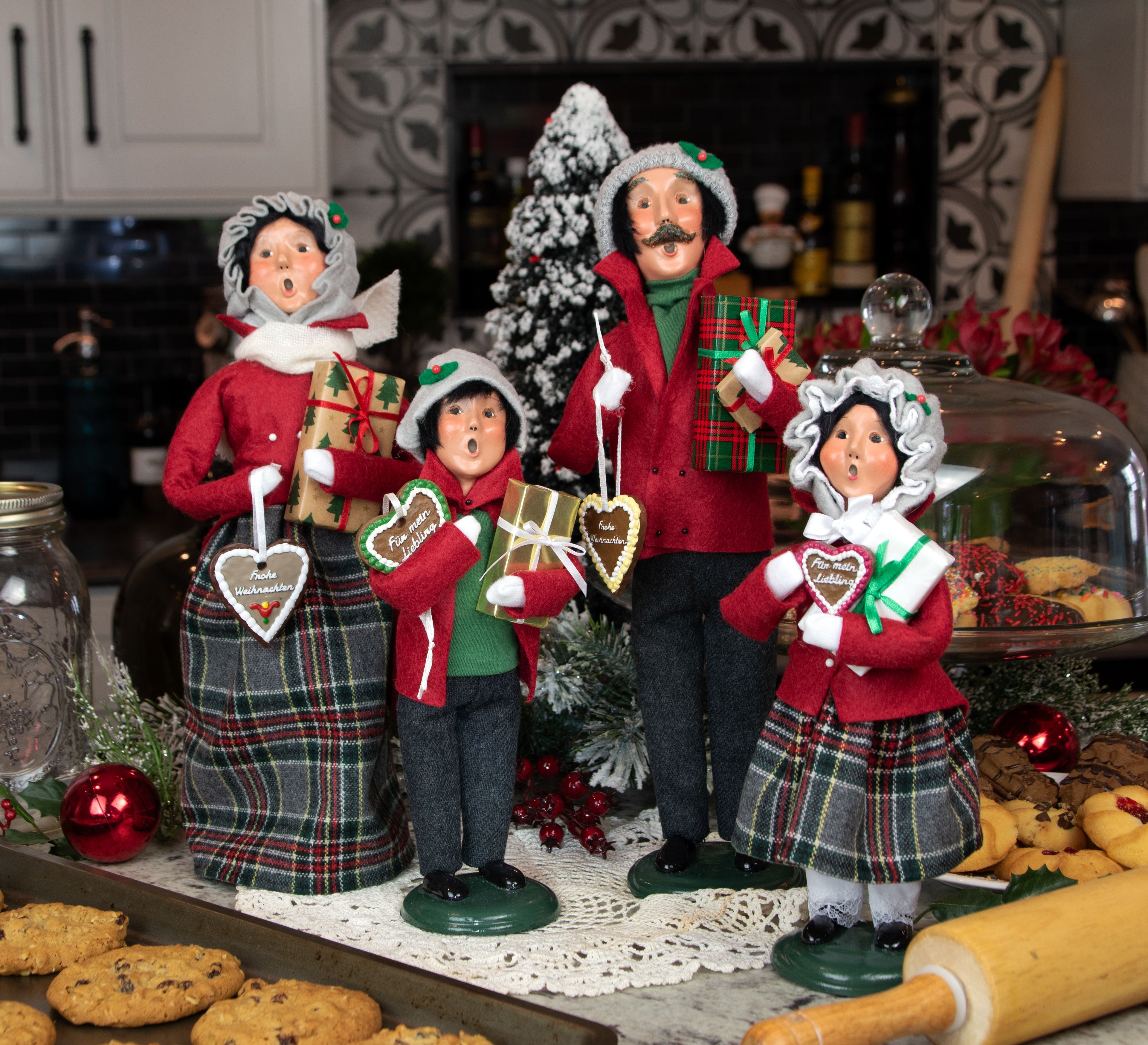 Byers Choice Carolers Christmas Family w/ Cookie Man 1247M