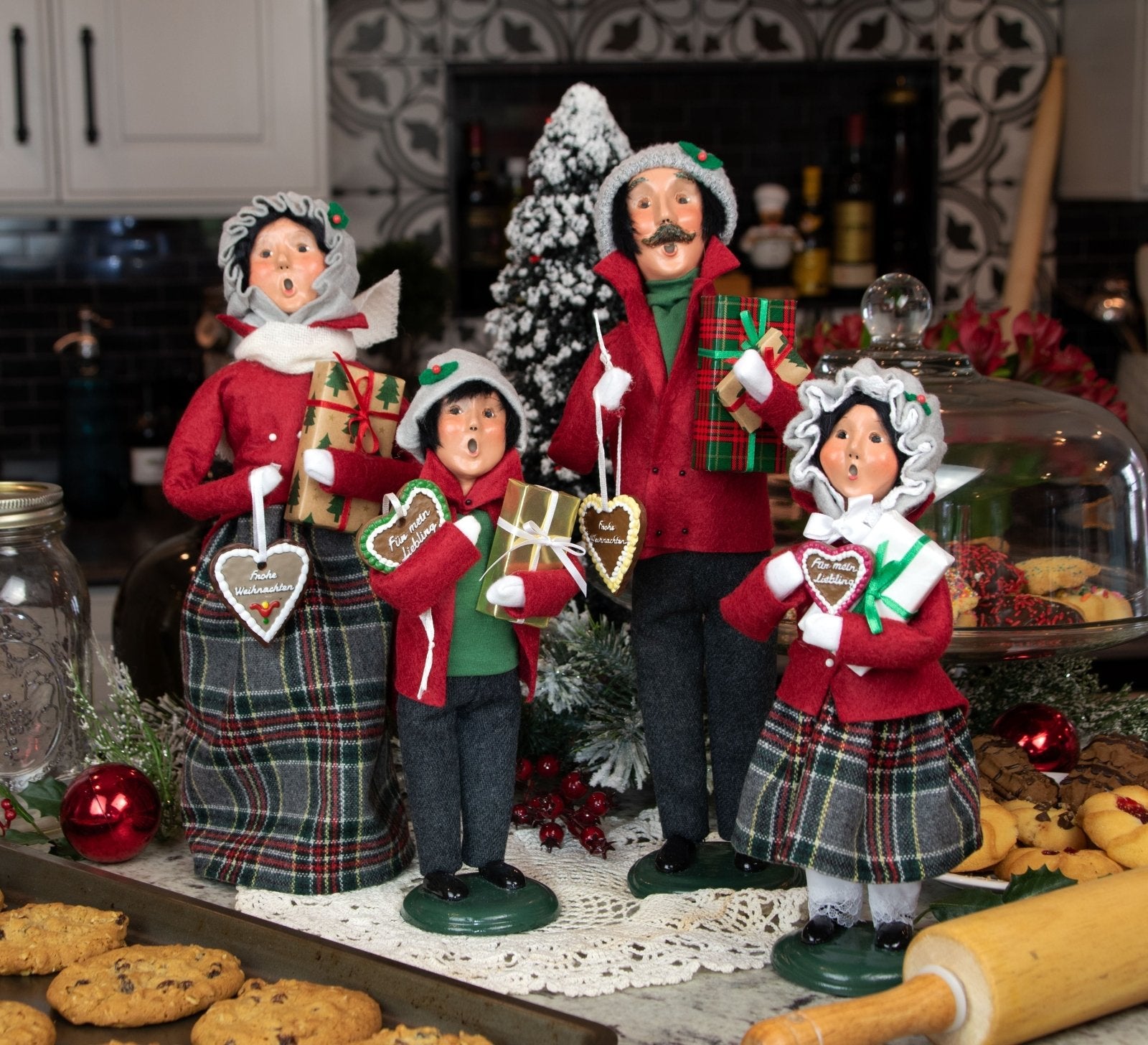 Byers Choice Carolers Christmas Family w/ Cookie Boy 1247B - The Primitive Pineapple Collection