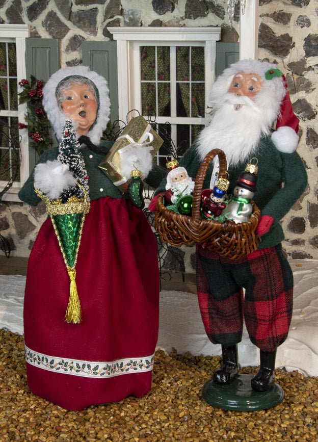 Primitive Colonial Byers Choice Christmas Mrs Santa Claus w/Ornaments 3231W - The Primitive Pineapple Collection