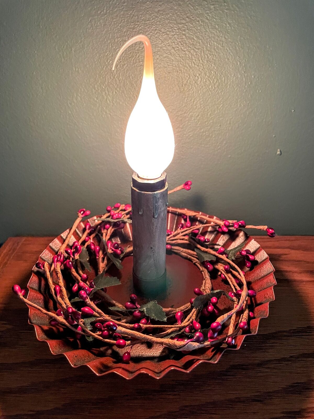 Primitive FarmHouse Electric Tin Ruffle Candle Accent Light w/ Berry Wreath 8" - The Primitive Pineapple Collection
