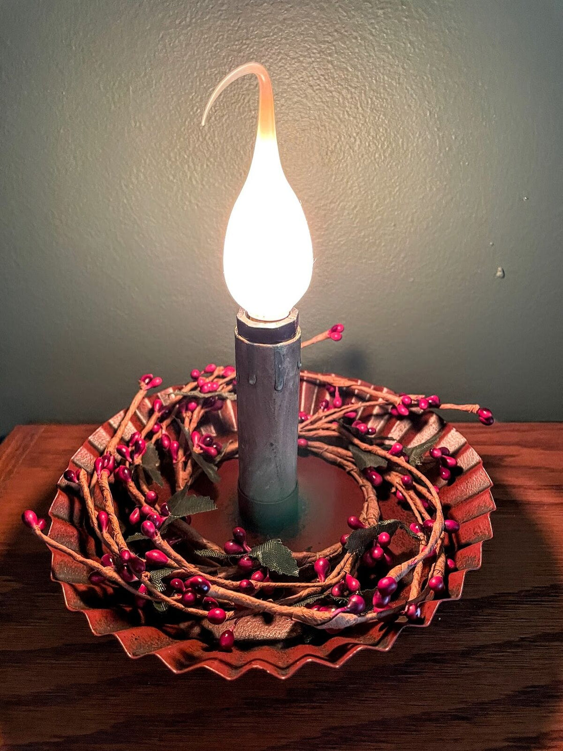 Primitive FarmHouse Electric Tin Ruffle Candle Accent Light w/ Berry Wreath 8&quot; - The Primitive Pineapple Collection