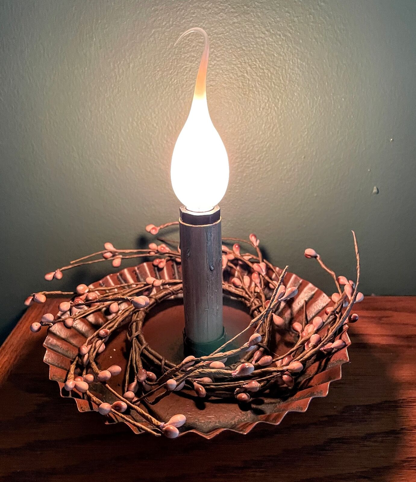 Primitive FarmHouse Electric Tin Ruffle Candle Accent Light w/ Berry Wreath 8" - The Primitive Pineapple Collection