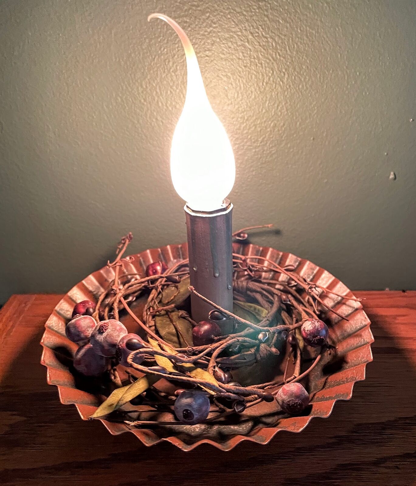 Primitive FarmHouse Electric Tin Ruffle Candle Accent Light w/ Berry Wreath 8" - The Primitive Pineapple Collection