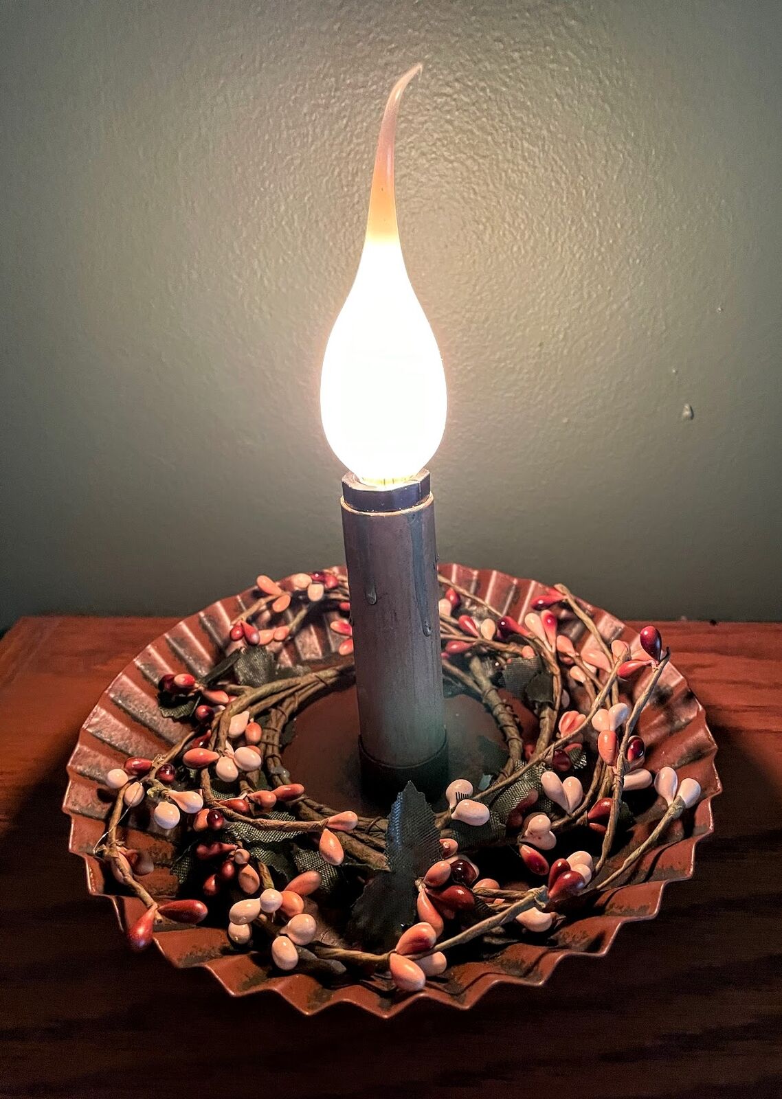 Primitive FarmHouse Electric Tin Ruffle Candle Accent Light w/ Berry Wreath 8" - The Primitive Pineapple Collection