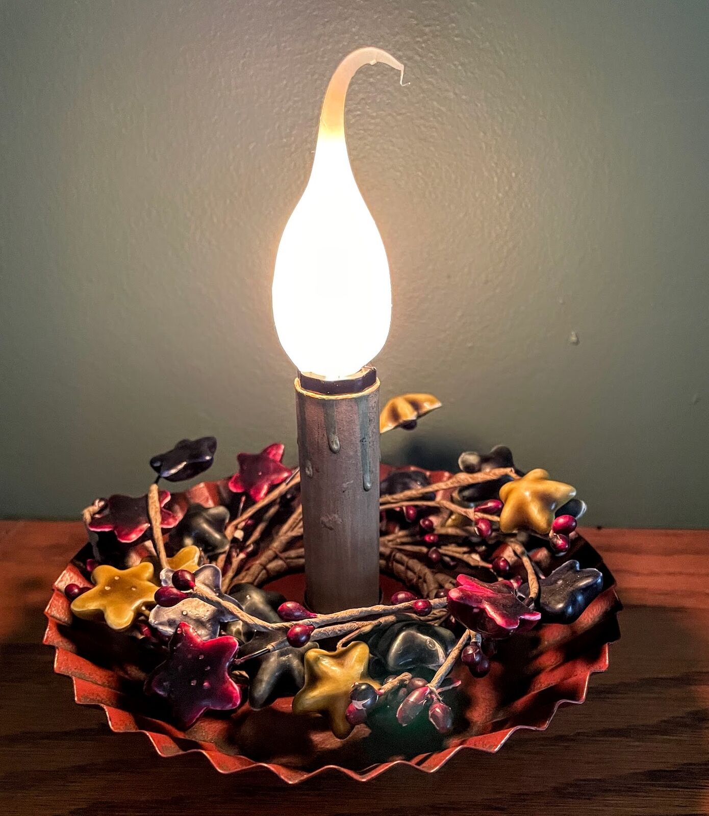 Primitive FarmHouse Electric Tin Ruffle Candle Accent Light w/ Berry Wreath 8" - The Primitive Pineapple Collection