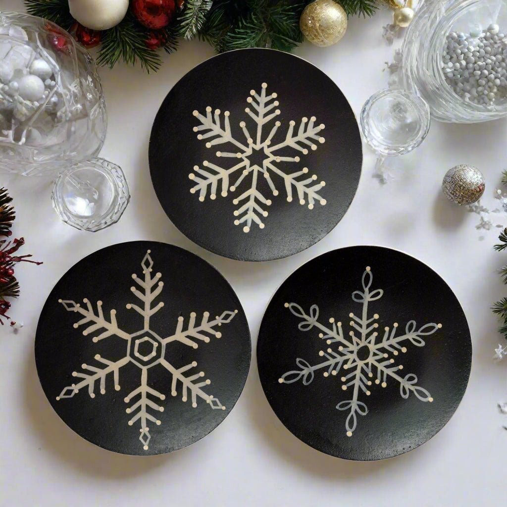 Primitive Wood Christmas Snowflake Plate, 6&quot; 3 Assorted - The Primitive Pineapple Collection