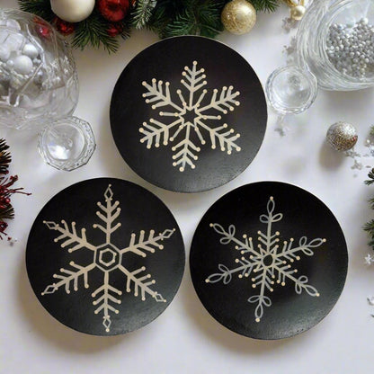 Primitive Wood Christmas Snowflake Plate, 6&quot; 3 Assorted - The Primitive Pineapple Collection