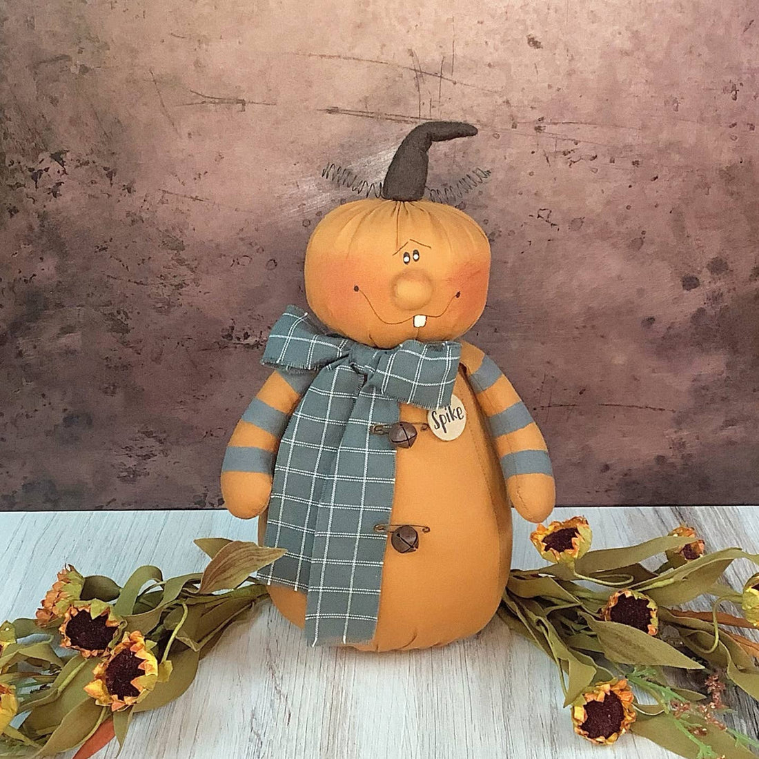 Honey and Me Halloween Spike the Goofy Jack-O-Lantern F23506 - The Primitive Pineapple Collection