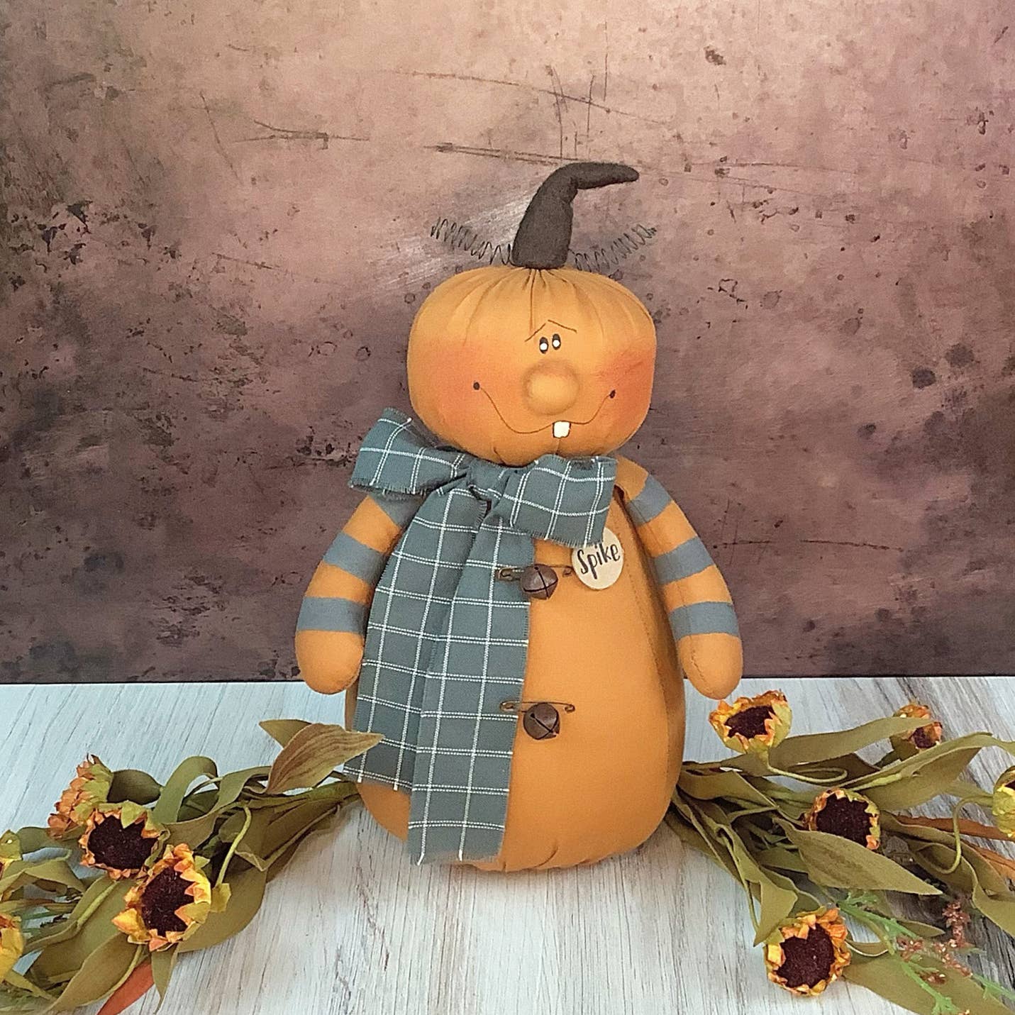 Honey and Me Halloween Spike the Goofy Jack-O-Lantern F23506 - The Primitive Pineapple Collection