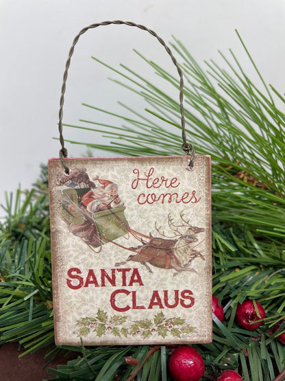 Primitive Here Comes Santa Christmas Retro Look Santa Wood Ornament 3&quot; - The Primitive Pineapple Collection